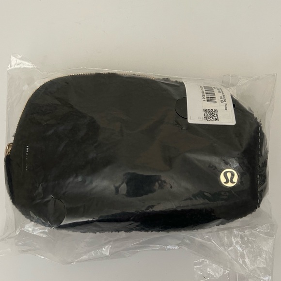 Lululemon Black Fleece everywhere shoulder belt bag size 1L - Picture 2 of 5